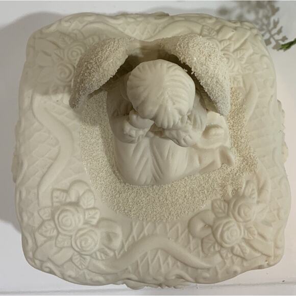 ￼Vtg Ornate Ceramic Cream Angel Roses Ribbon Weave Square Trinket Dish W Lid - Picture 6 of 10
